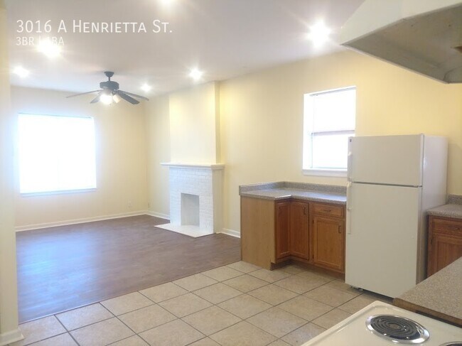 Building Photo - Huge 3br/1ba 2nd Floor Apartment in Heart ...