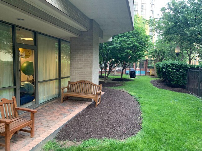 Building Photo - 901 N Monroe St