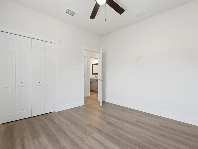 Building Photo - 609 Elm St