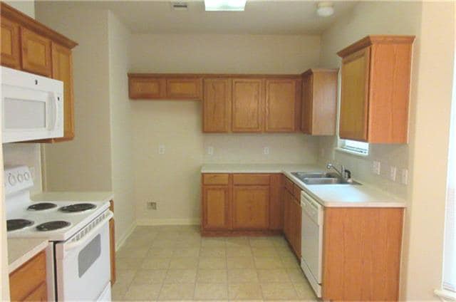 Building Photo - 997 Oak Falls Dr