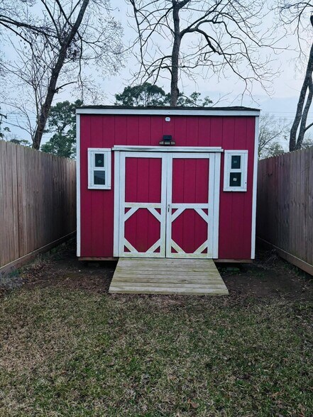 Building Photo - 8220 Crestview Dr