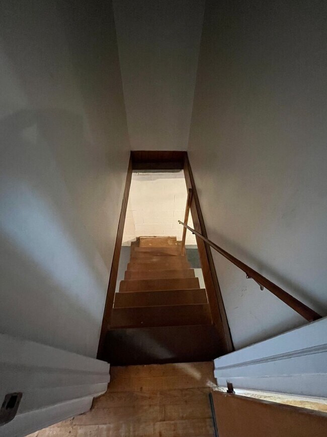 Building Photo - Charming 3-Bedroom 2-Bath with Beautiful Hardwood Floors