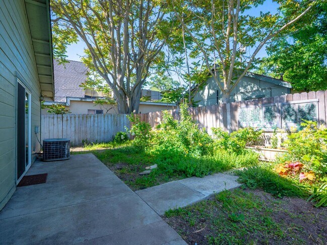 Building Photo - Cute, classic 3/2 home- westside Paso Robles