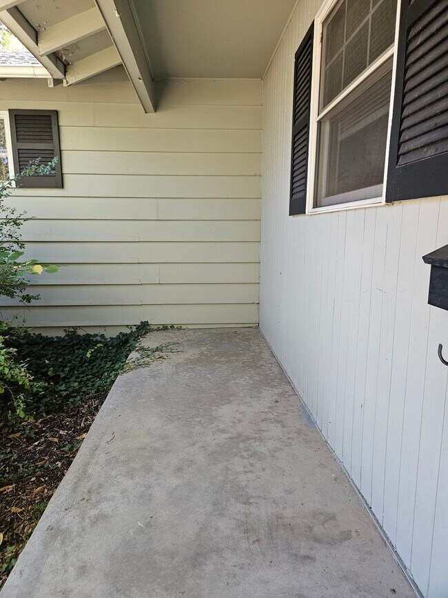 Building Photo - Virginia Village 4 Bed 3 Baths Large Yard Attached Garage Super Spacious!