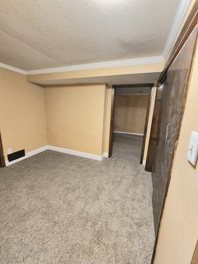 Bedroom basement - 7325 N Brooklyn Ave