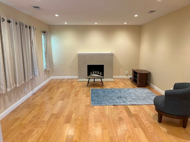 Building Photo - Beautiful 4bd/2ba in desireable neighborho...