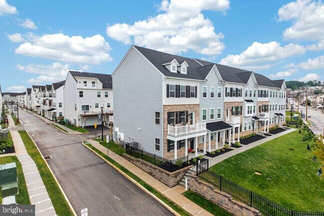 Building Photo - 2 Karpovich Aly
