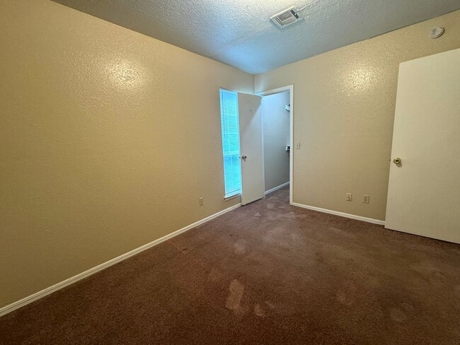 Building Photo - Gorgeous 3 Bedroom 2 bathroom duplex In Br...