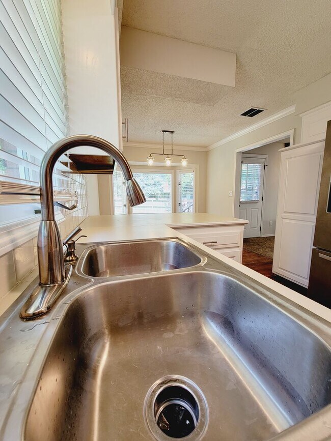 Building Photo - Primrose Market Place Area - Mission Hills Subdivision