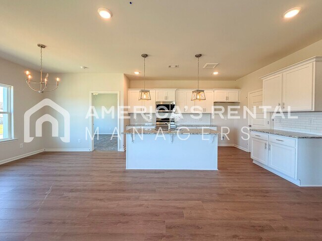 Building Photo - Southern Charm Meets Contemporary Style in Tuscaloosa!