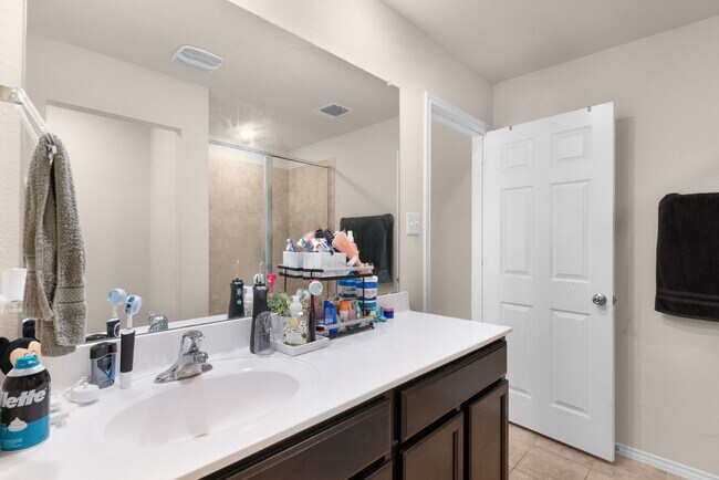 Building Photo - 4-bedroom 2-bathroom house!  Close to Fort Hood!