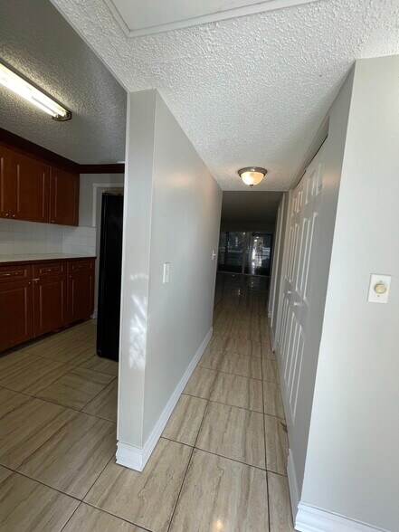 Building Photo - 661 N University Dr