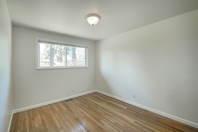Building Photo - 5Bd/2.25Ba Kirkland Home