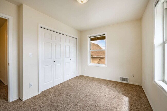 Building Photo - Sought-after 5-Bedroom Pet Friendly Home i...