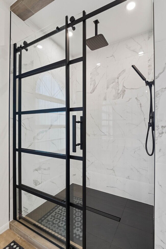 Building Photo - 6 Clinton Ct N