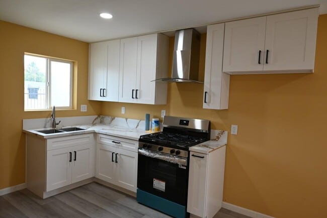 Building Photo - 10701 1/2 Doty Ave