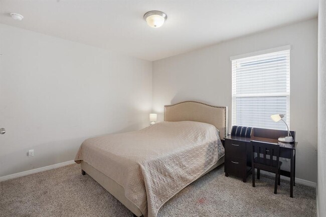 Building Photo - 514 Sun Grv Trl