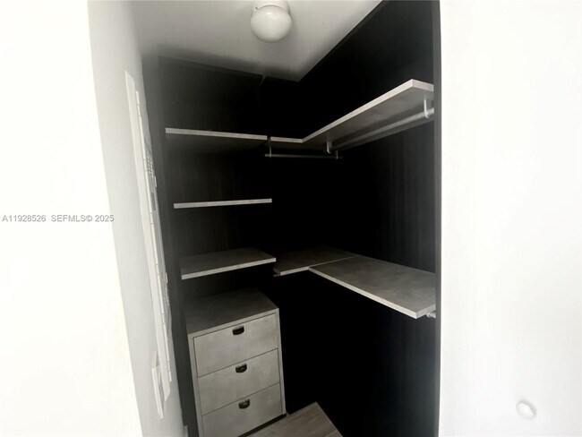 Building Photo - 121 NE 34th St