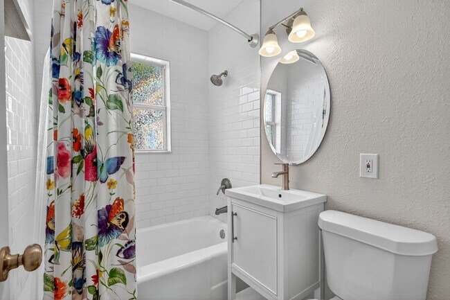 Building Photo - 541 40th Ave NE