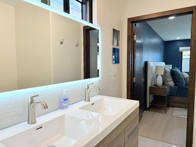 Building Photo - Experience Luxury at Windansea Beach: with...