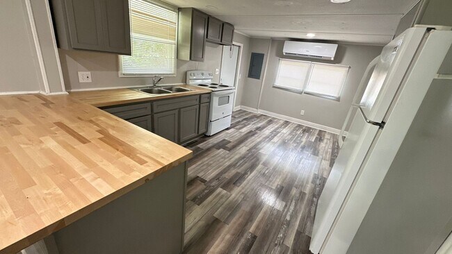 Building Photo - 882 Wolf Trail