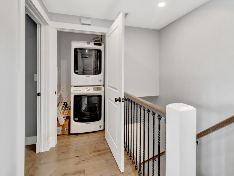 Building Photo - 10 Oak St