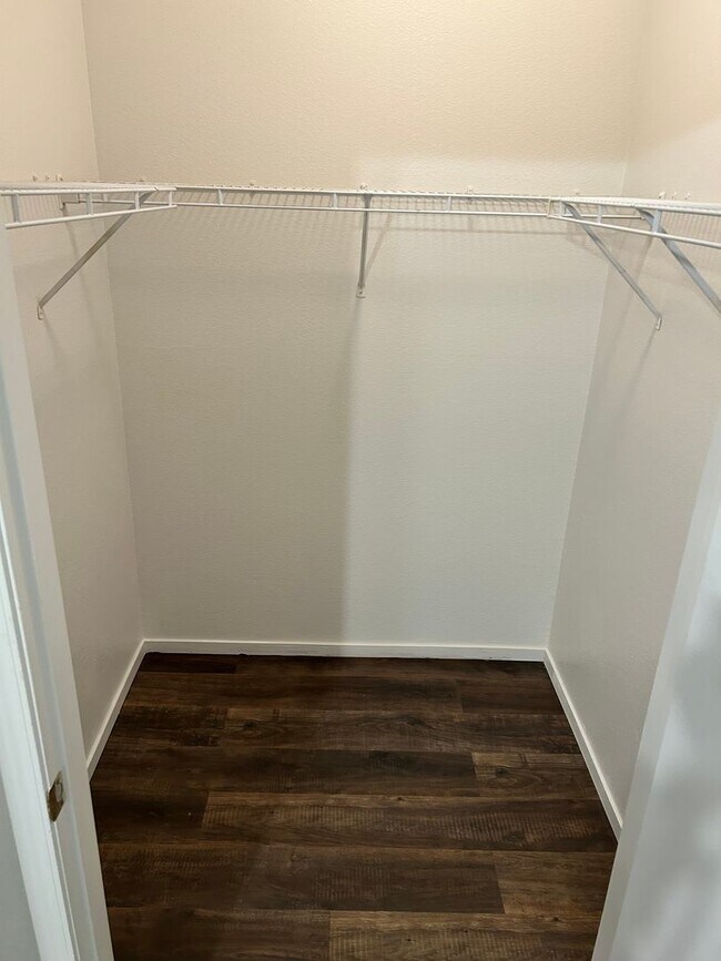 Building Photo - Beautiful unfurnished 2 bedroom in the Sou...