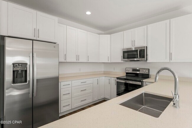 Building Photo - 7031 Patronis Dr