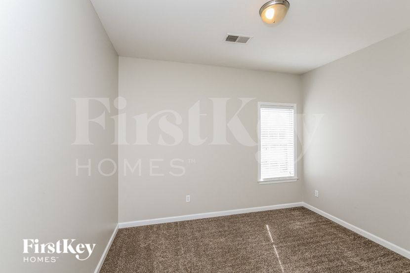 Building Photo - 8595 Shady Elm Dr