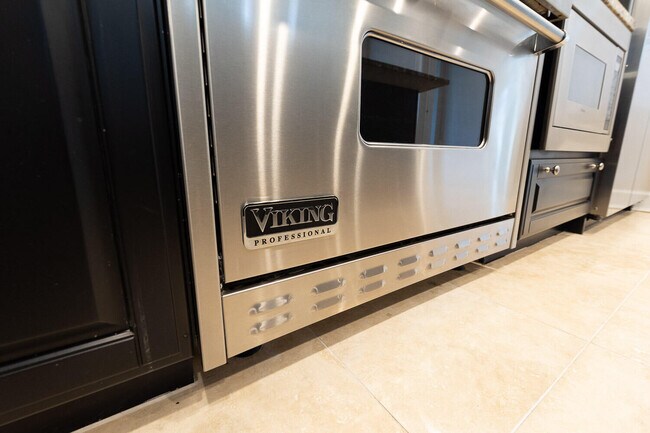 Building Photo - 404 Kelly Plantation Dr