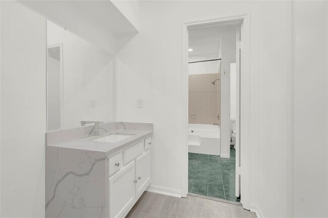 Building Photo - 4001 Tanglewilde St