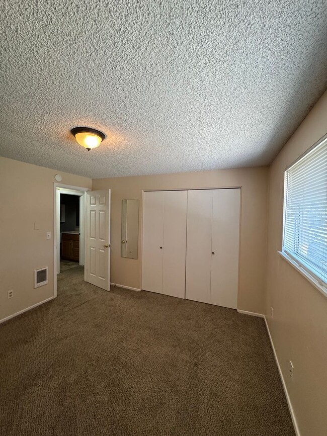 Building Photo - Nice 2 Bedroom 1 Bath Apartment in Sheridan