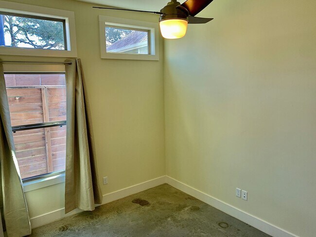 Building Photo - Modern 3 bedroom home in East Austin