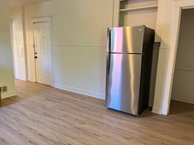 Building Photo - 1-Bedroom Apartment on 2nd Floor