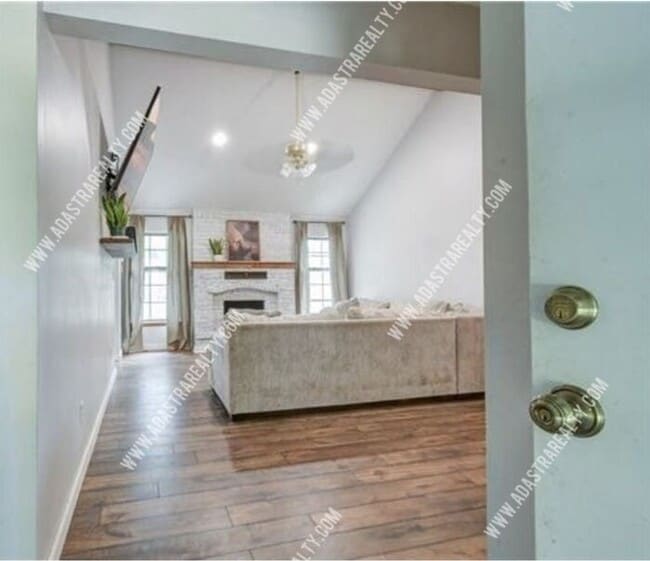 Building Photo - Gorgeous Blue Springs Home-Available in SEPTEMBER!!