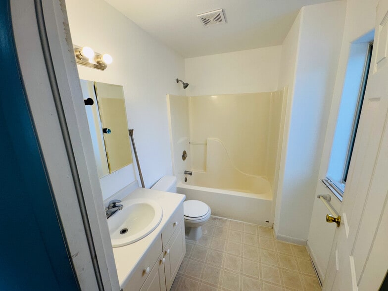 Master Bathroom - 201 Ryan Gulch Rd