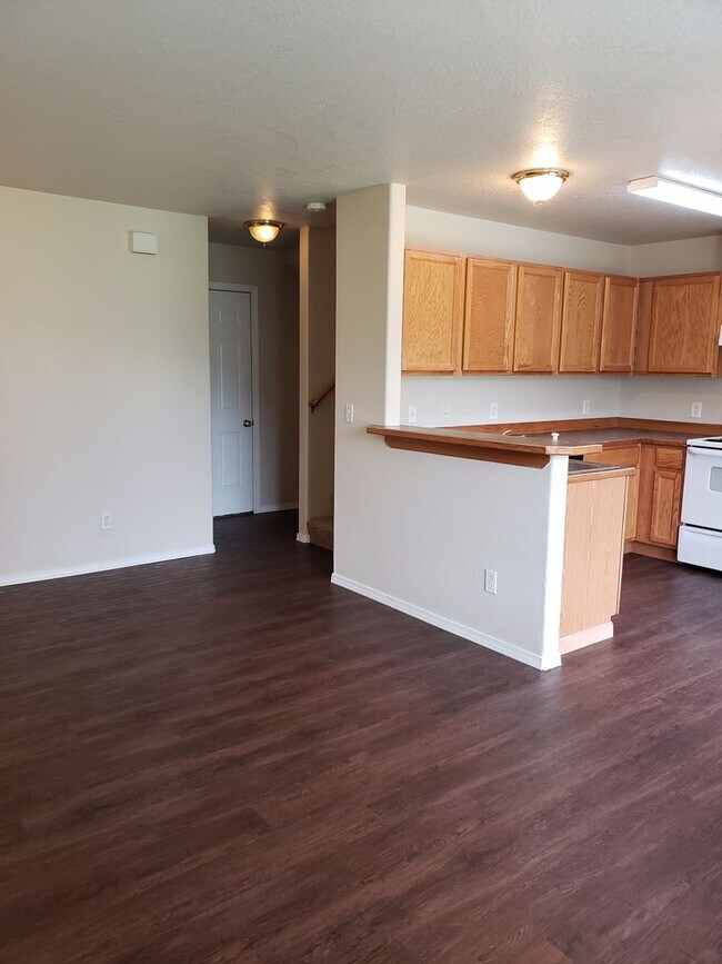 Building Photo - Wonderful Updated 3 bedroom 2 Bath 3 level Duplex in Post Falls.