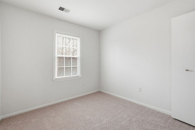 Building Photo - Welcome home to this charming three-level townhouse in the heart of Springfield!