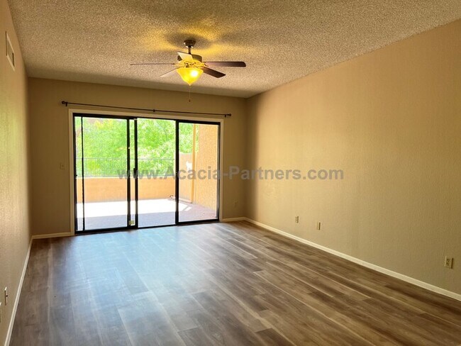 Building Photo - 2 Bdrm/2Bth Townhome