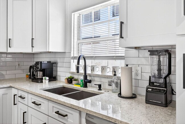 Building Photo - 310 W Warren Ave