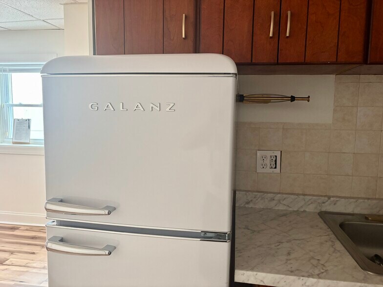 Updated refrigerator - 520 Fremont St