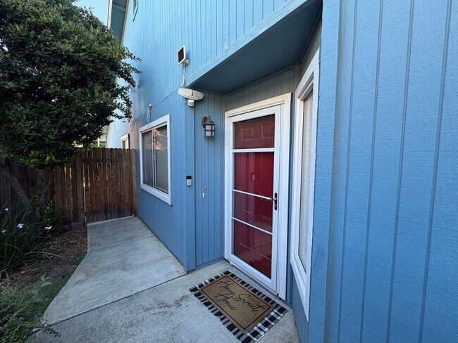 Building Photo - North Davis Charming 2 Bed 1 Bath - Available August 2026