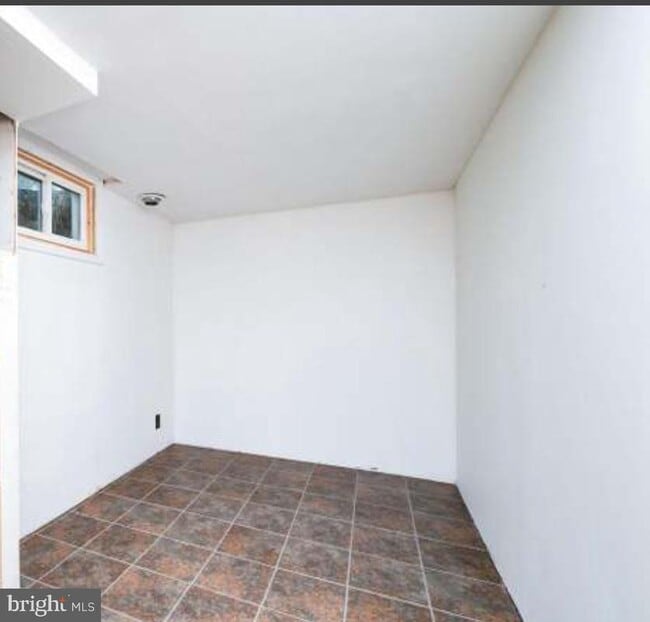 Building Photo - 321 Linden Ln