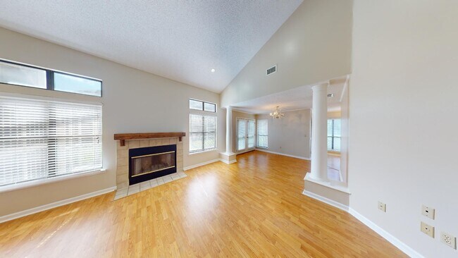 Building Photo - Beautiful 3 bedroom, 2 bathroom, house .