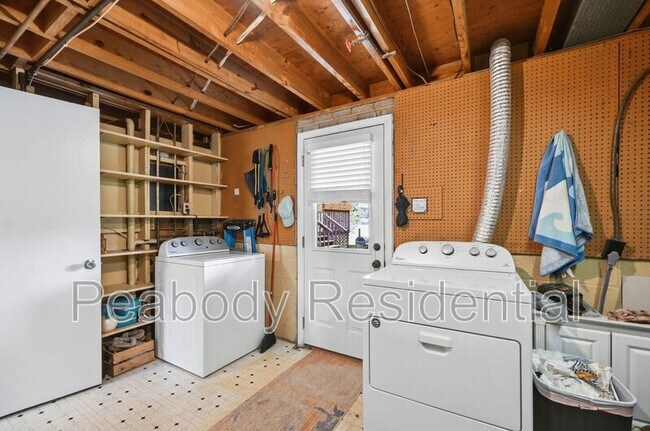Building Photo - 6426 Carriage Dr