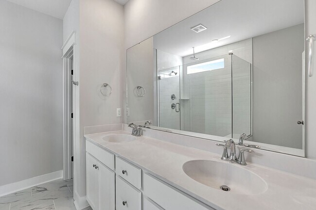 Building Photo - "Resort-Style Living Begins Right at Your ...