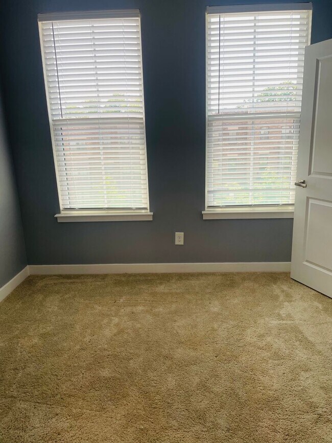 Building Photo - Sophisticated and Spacious 3BR-3.5 Bath To...