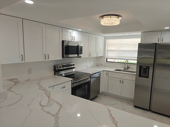 Building Photo - 151 Cypress Way E