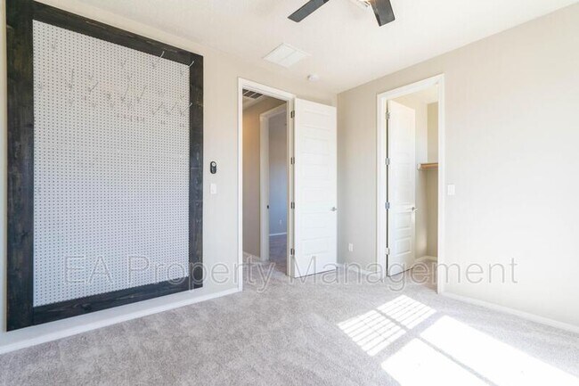 Building Photo - 827 Mesa Roja Trail NE
