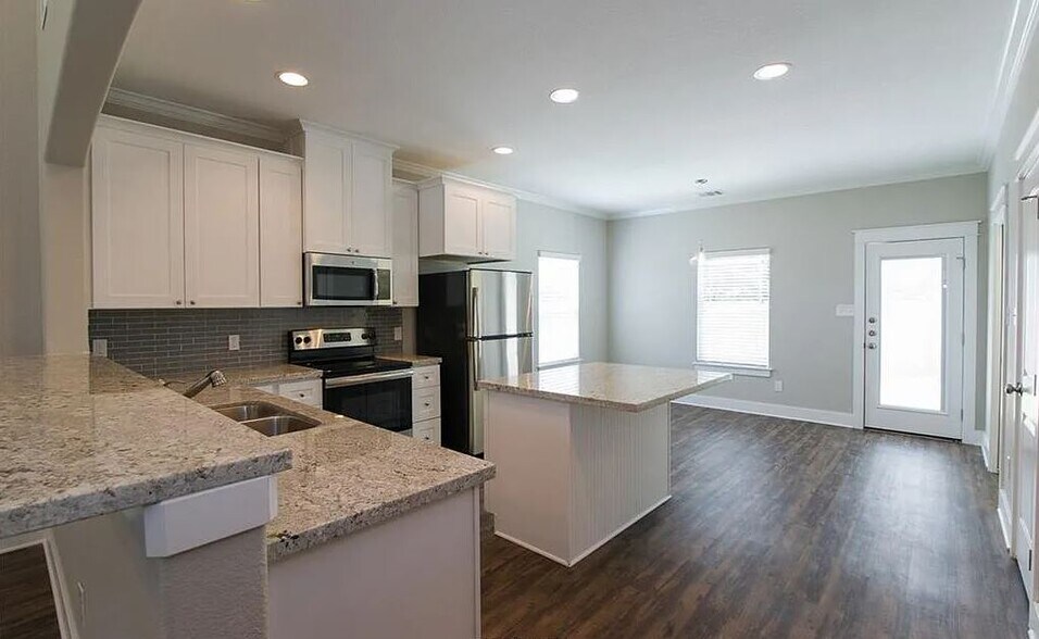 Building Photo - 112 Waverly Dr